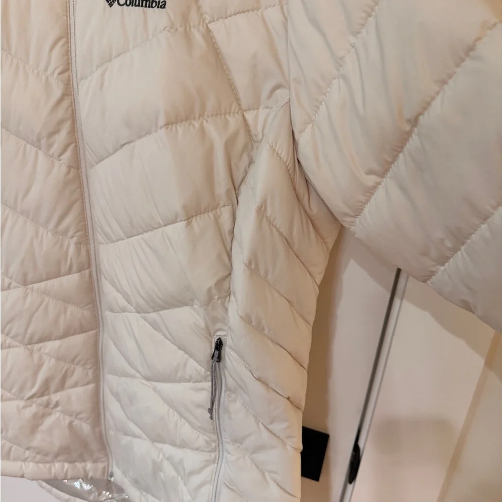 Columbia Puffer Coat with Omni-Heat Technology - Picture 3 of 6